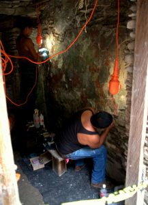 Restaurierungsarbeiten an einem Wandgemälde der Maya - Tonina - Ocosingo