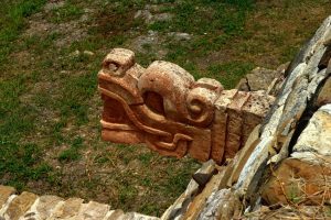 Schlangenkopf am Maya-Ballspielplatz in Tonina, Chiapas, Mexiko