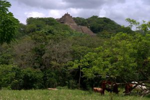 Tonina - die Pyramide aus der Entfernung