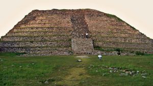 Kinich Kak Moo - Auf der Pyramide - eine weitere zehnstufige Tempelpyrmide in Izamal