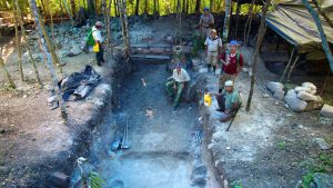 Archäologen und Arbeiter auf El Tigre in El Mirador