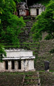 Bonampak - Blick auf die Hapttreppe mit Stele und Tempeln