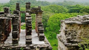 Bonampak - Blick über die Anlage und den angrenzenden Dschungel