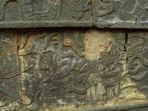 Eingravierte Krieger und Adler am Tzompantli in Chichén Itzá