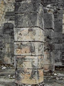 Eine Säule vom Kriegertempel in Chichén Itzá