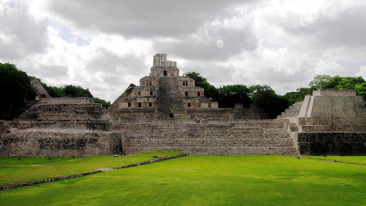 Edzna - Campeche - Pyramid with Living-Rooms