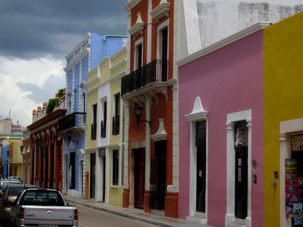 Farbenfrohe Häuserfassade in Campeche