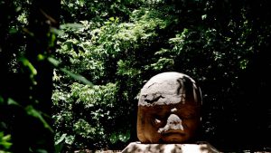 Olmekischer Steinkopf im La Venta Museum Park in Villahermosa