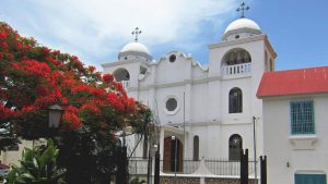 Kirche in Flores mit Flammenbaum - Flamboyant