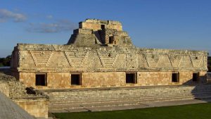 Nonnenquadrat in Uxmal, im Hintergrund die Pyramide des Zauberers