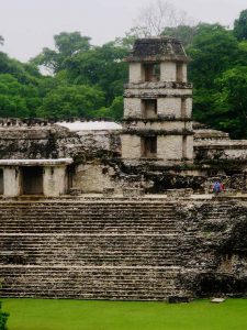Palast mit Beobachtungsturm in Palenque