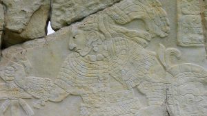 Relief auf Stele in Bonampak in Chiapas, Mexiko