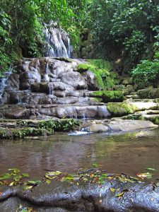 Wasserfall am unteren Ausgang von Palenque