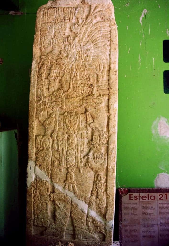 Stele 21 - EdznÃ¡ - Die Stele aus dem 8. Jahrhundert zeigt einen der Herrscher von Edzná. Das Datum in der linken oberen Ecke der Stele benennt das Datum 17. September 726