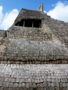 Seitenansicht der großen Pyramide"Tempel der fünf Stockwerke" in Edzná